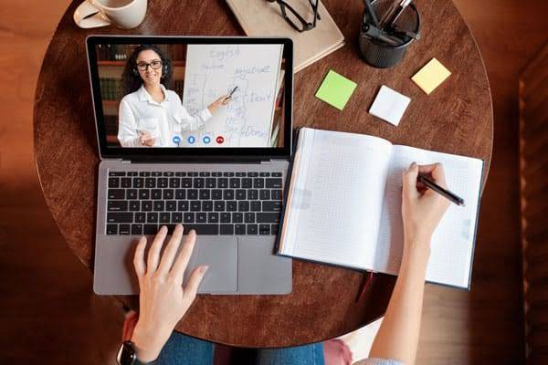 برای شروع یادگیری زبان اسپانیایی چه کتابی مناسب است؟ | بهترین منابع برای مبتدی‌ها